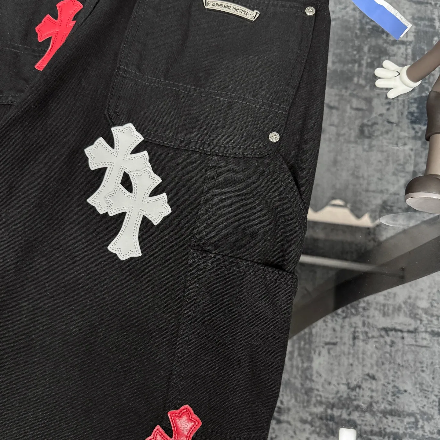 P280 Chrome hearts washed jeans with black logging and white leather elements. Really restore the ultimate texture of Vintage. Three-dimensional version. Loose and comfortable, not picky on the figure. Makes taller and slimmer. Factory precision. Original factory quality control. Same style for men and women. Can be matched with couples. Versatile recommendation. Must-have jeans for all seasons. Fashionistas have been disappointed. From the quality selection of fabrics, the tailoring of details, and the matching of patterns, they are all impeccable! The upper body is so handsome when worn...it can be easily worn by men, women and children! The craftsmanship is made of heavy-duty washed pure cotton denim fabric. After washing, it is soft and thick and looks very stylish when worn. Color: black Size: 28 30 32 34 36